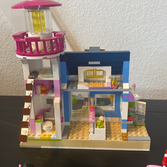 LEGO Friends 41094 Heartlake Lighthouse - Picture 2 of 3